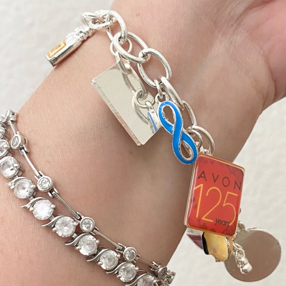 2011 AVON 125th Anniversary Enameled 12-Charm Bracelet 40.1g - Picture 3 of 16